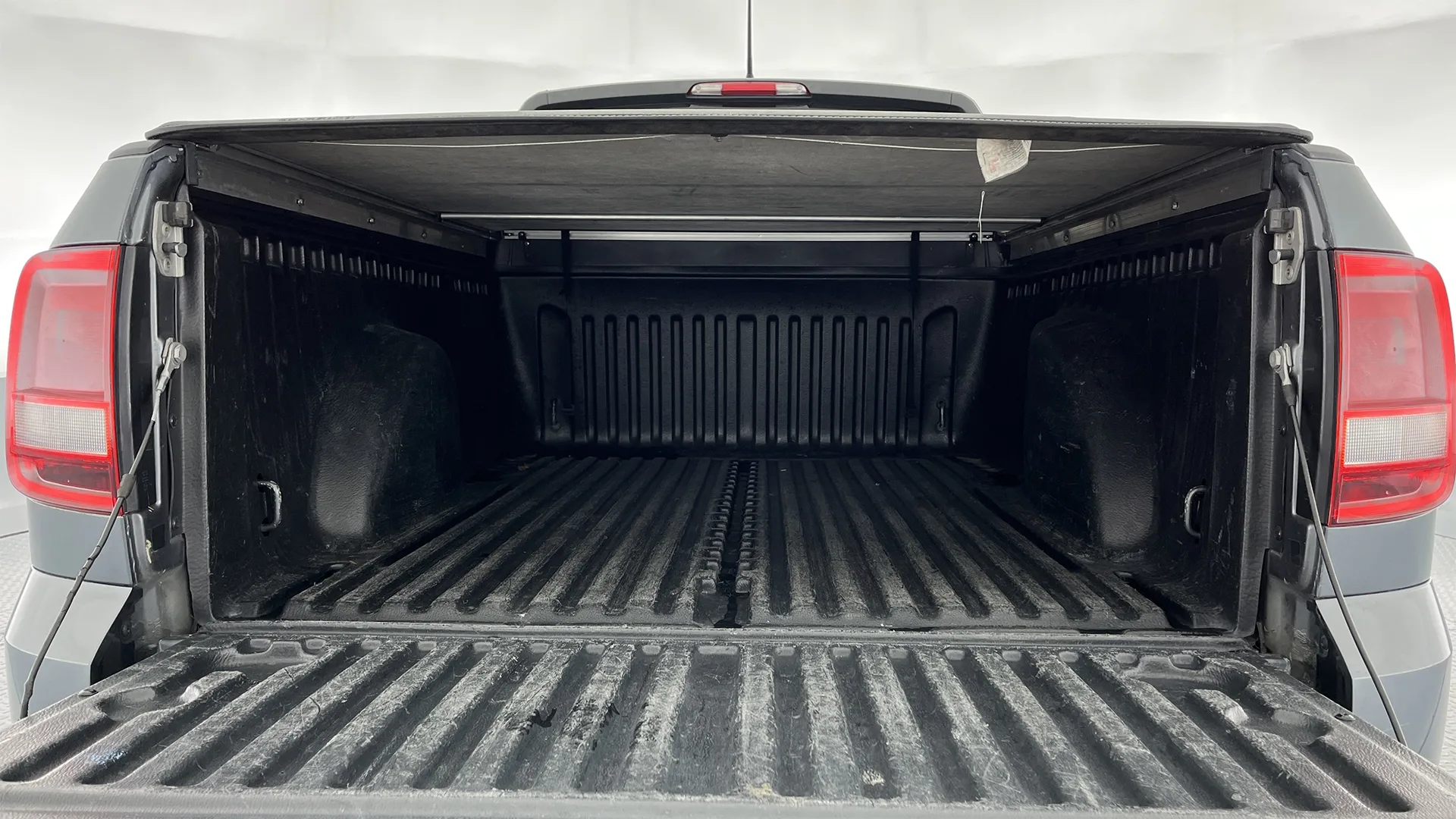 VOLKSWAGEN SAVEIRO 1.6L MT 1600CC AA
