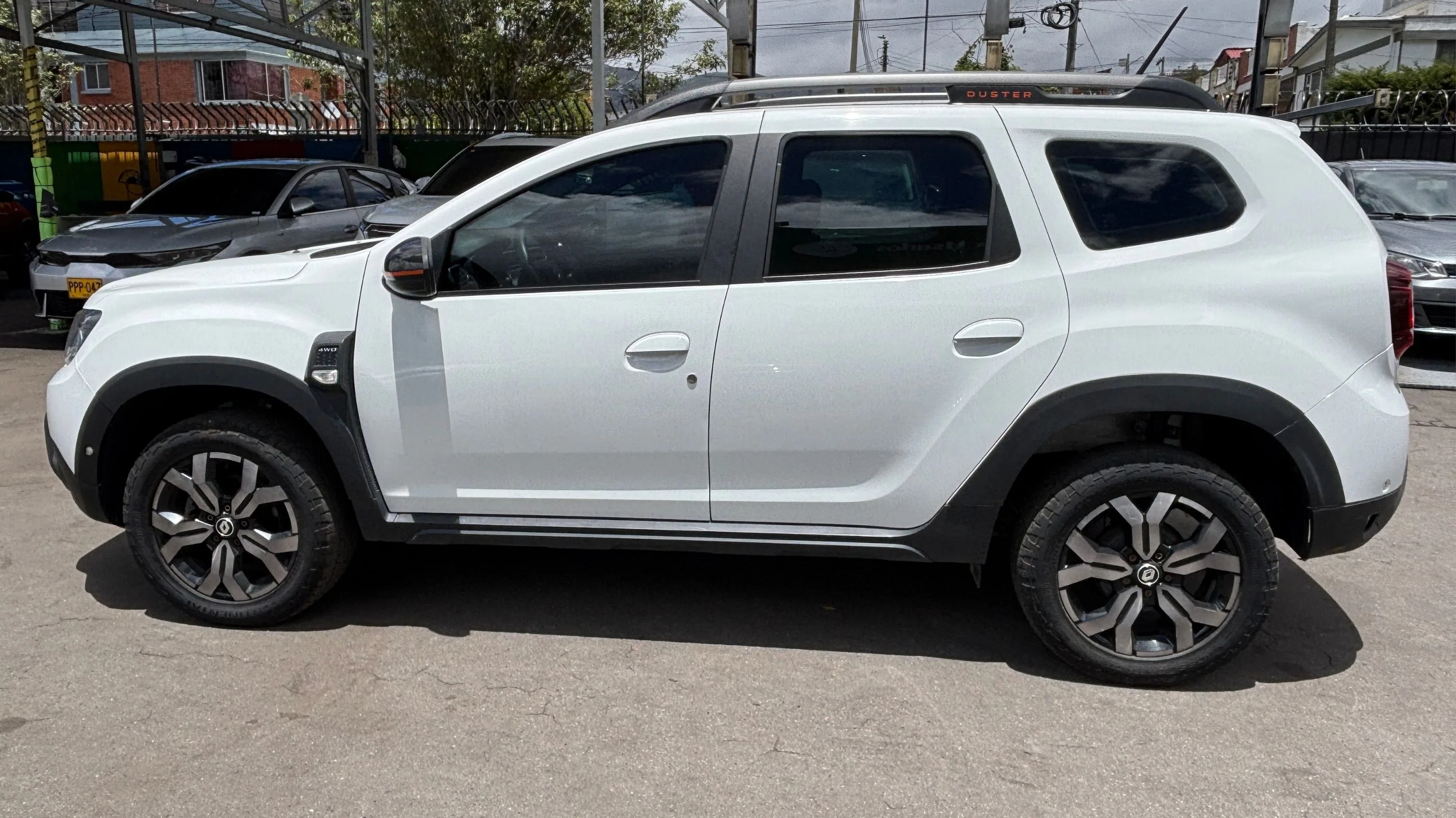 RENAULT DUSTER ICONIC MT 1300CC T 4X4 6AB