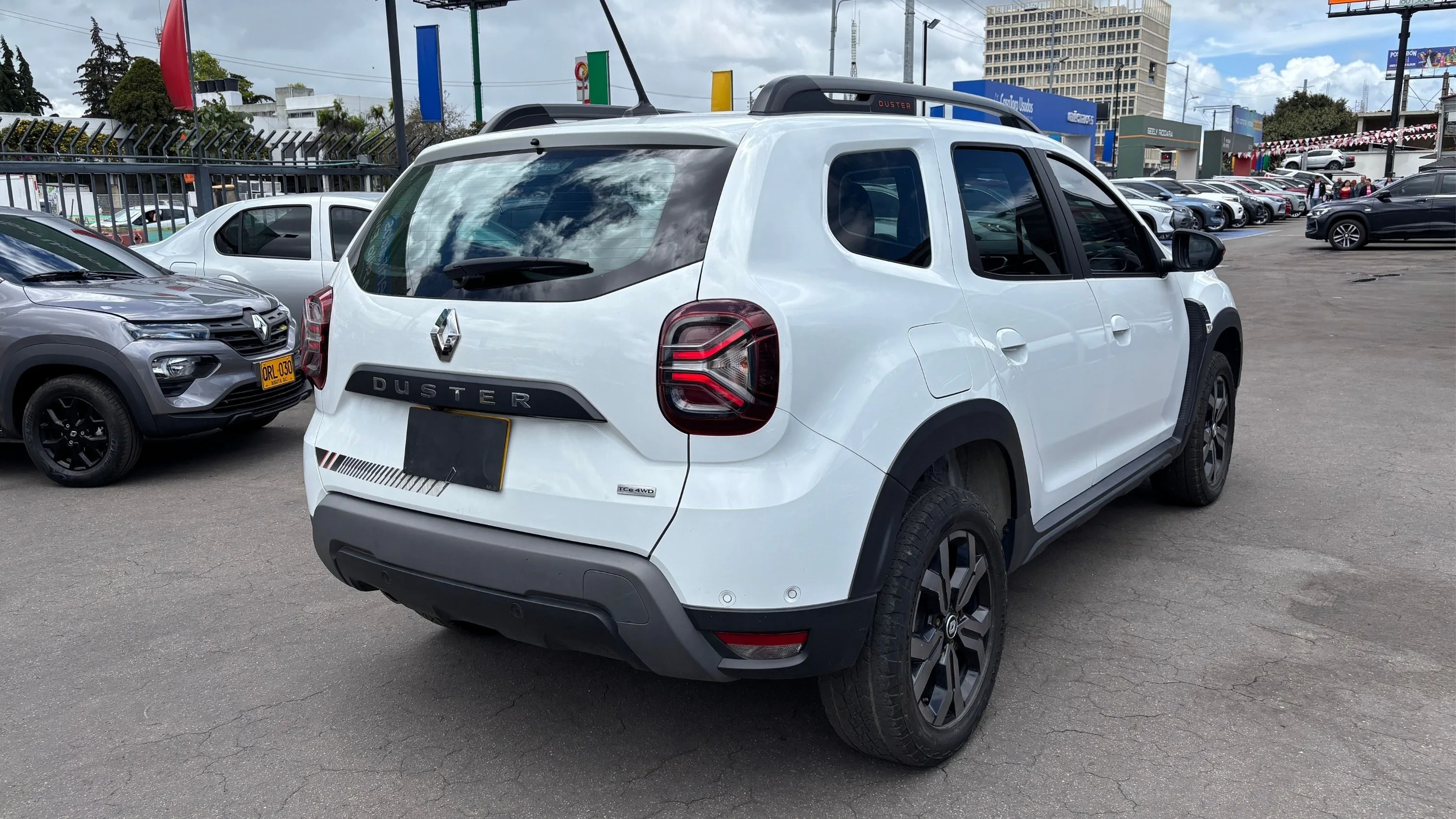 RENAULT DUSTER ICONIC MT 1300CC T 4X4 6AB