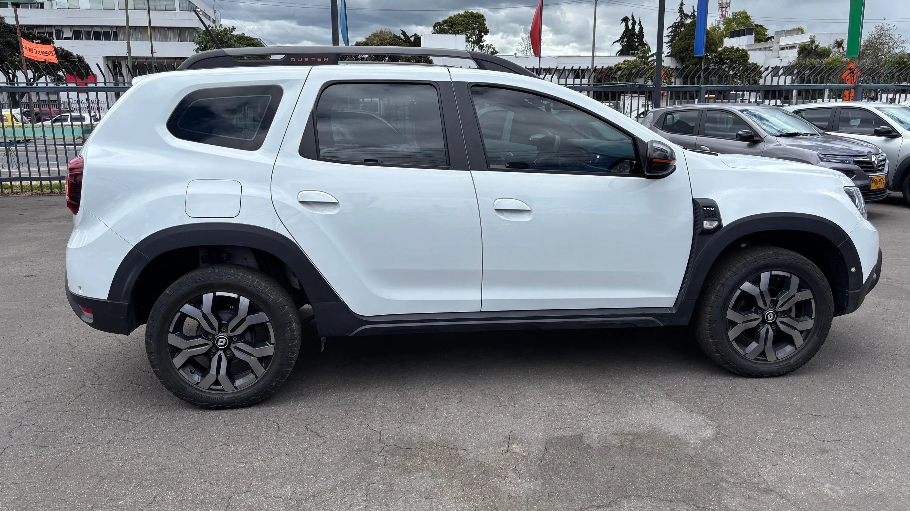 RENAULT DUSTER ICONIC MT 1300CC T 4X4 6AB