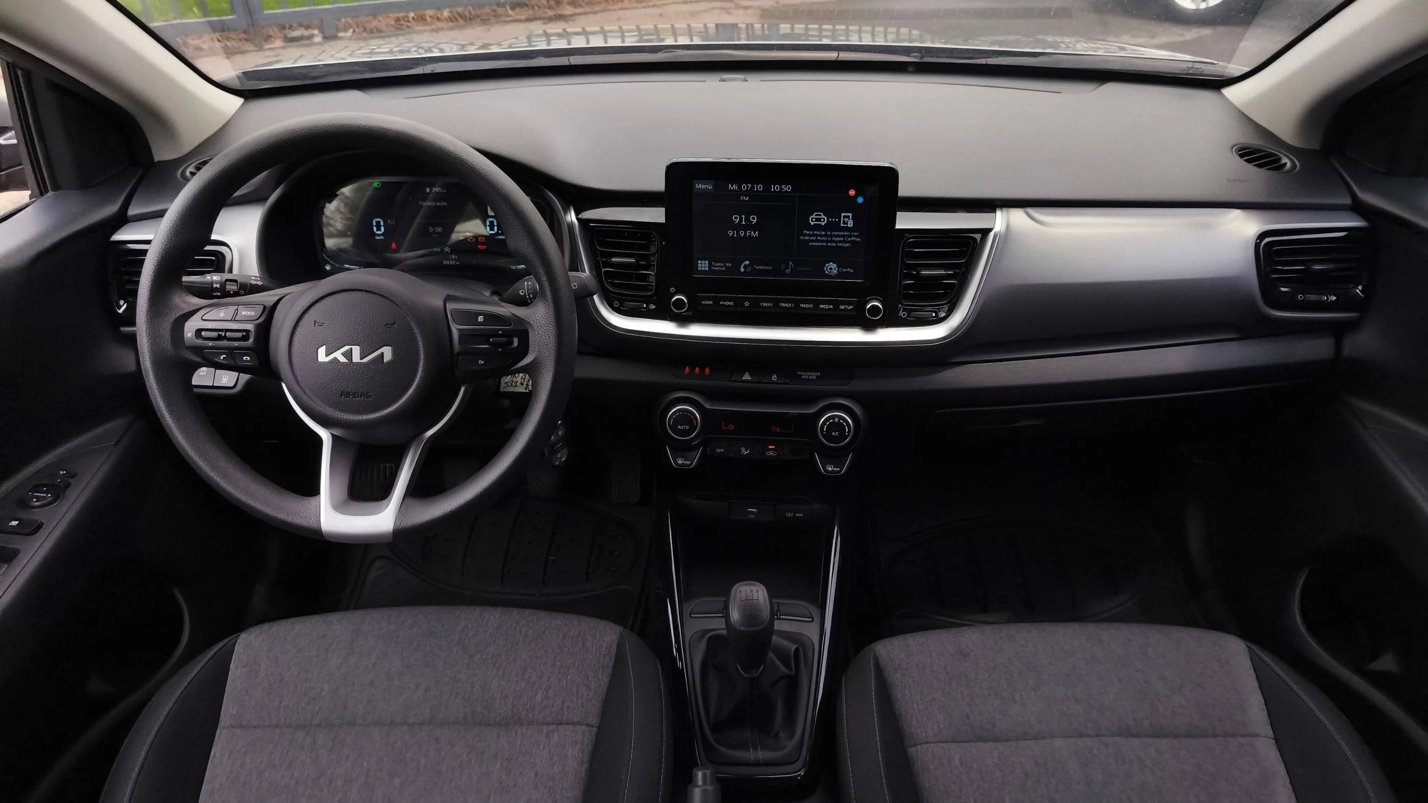 KIA STONIC DESIRE MT 1000CC T 4X2 6AB