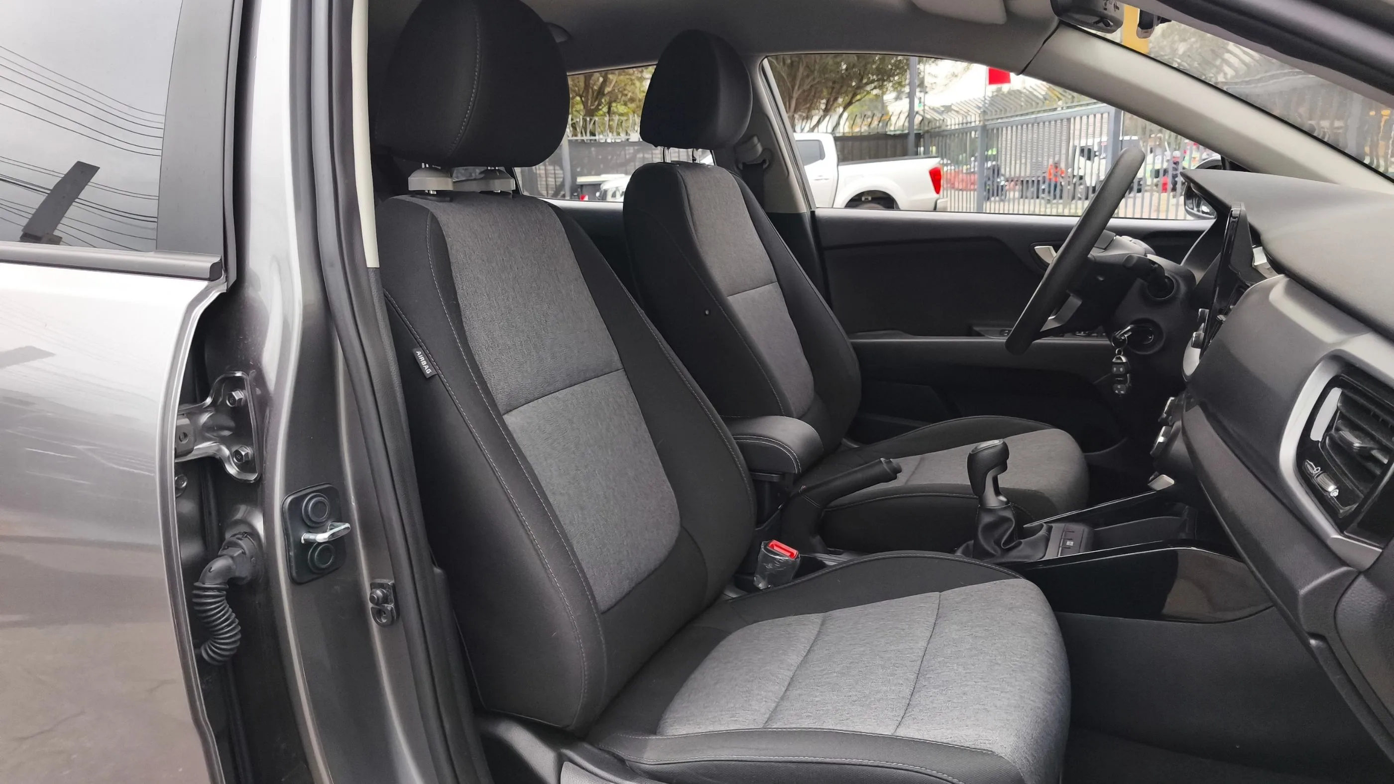KIA STONIC DESIRE MT 1000CC T 4X2 6AB