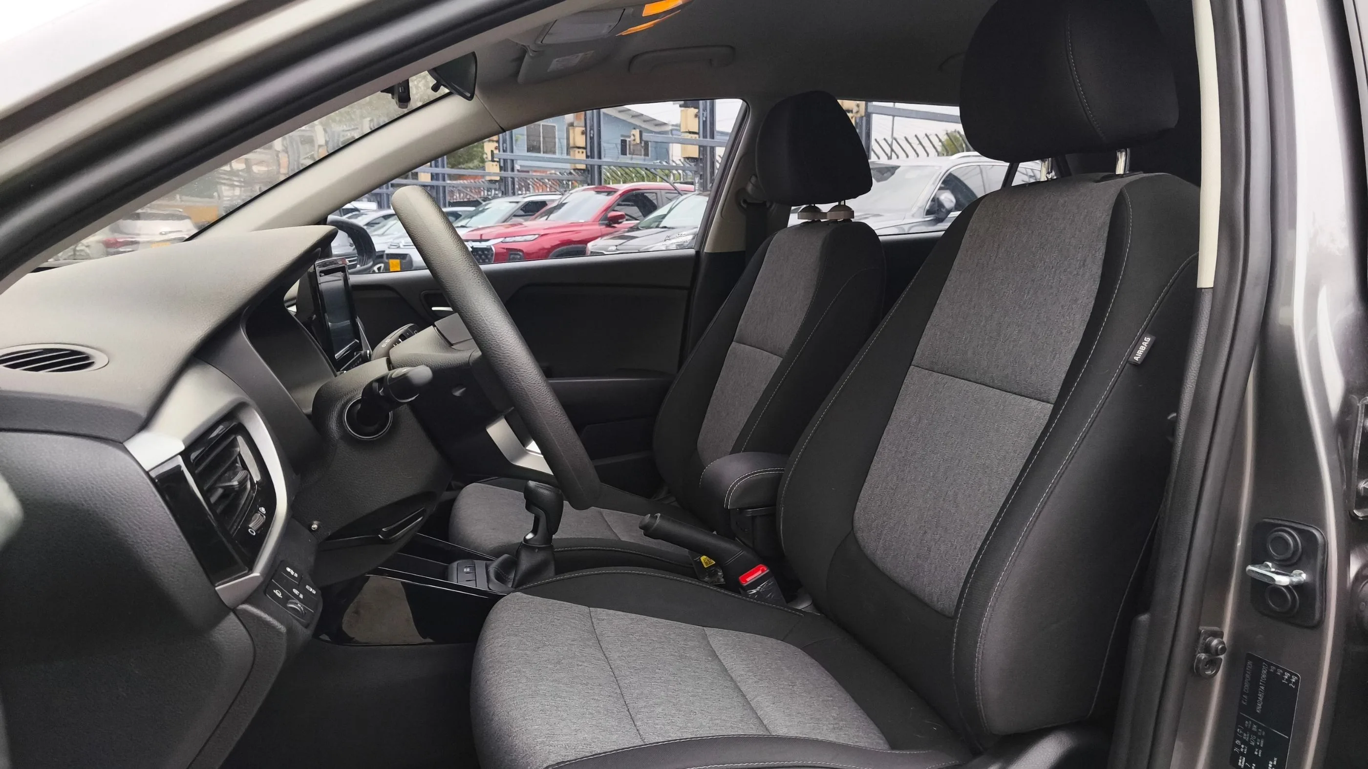 KIA STONIC DESIRE MT 1000CC T 4X2 6AB