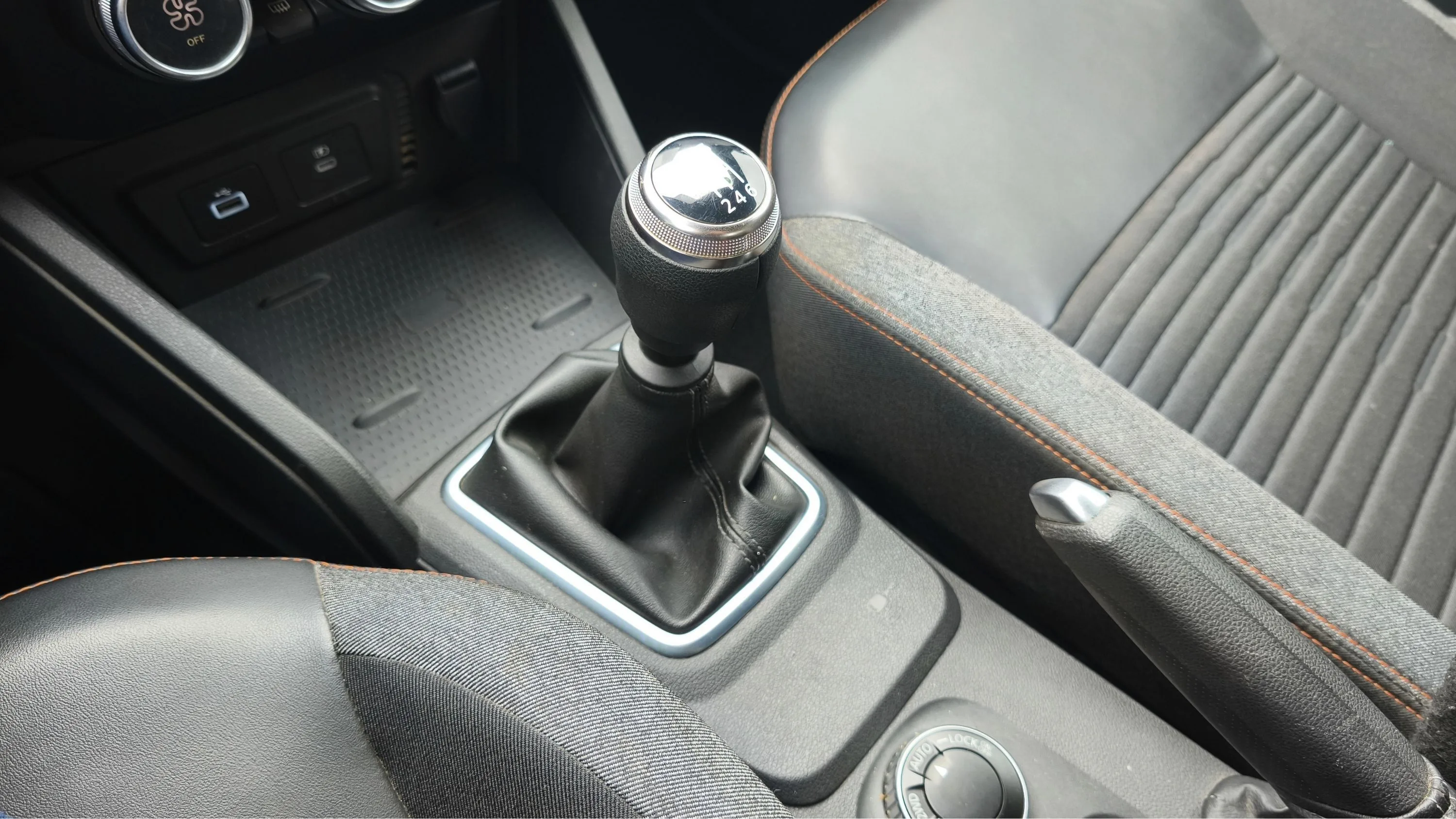 RENAULT DUSTER ICONIC MT 1300CC T 4X4 6AB